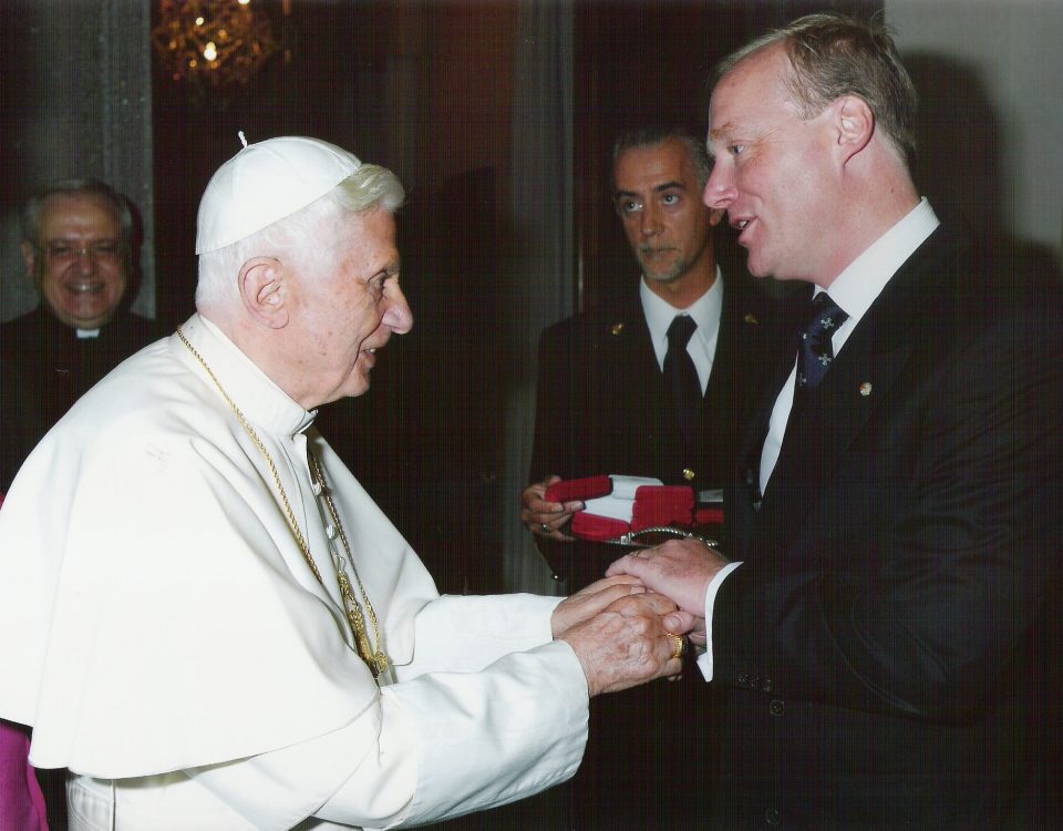 Carlos Javier de Borbón Parma saluda al Papa Benedicto XVI