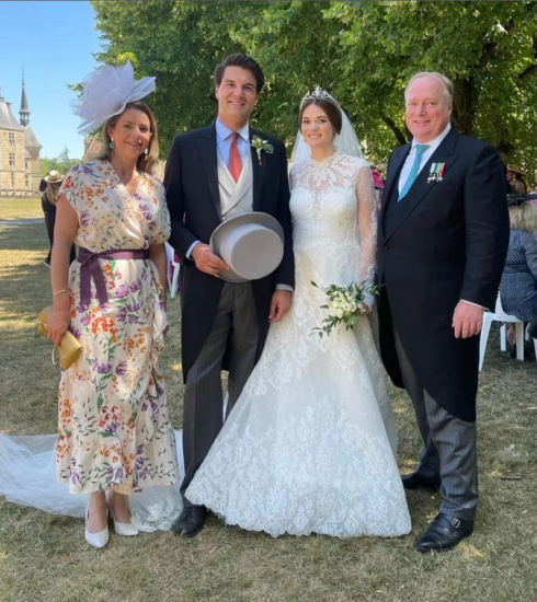 El matrimonio formado por Don Carlos y Doña Ana María acompañando a los jóvenes recién desposados Amaury y Pélagie de Borbón Parma