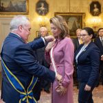 Doña Ana María, Condesa de Molina y Duquesa de Parma, recibe la banda de la Gran Cruz de la Orden del Mérito Melitense de manos de Frey John Dunlap, Gran Maestre de la Orden de Malta