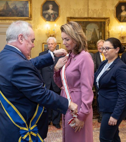 Doña Ana María, Condesa de Molina y Duquesa de Parma, recibe la banda de la Gran Cruz de la Orden del Mérito Melitense de manos de Frey John Dunlap, Gran Maestre de la Orden de Malta