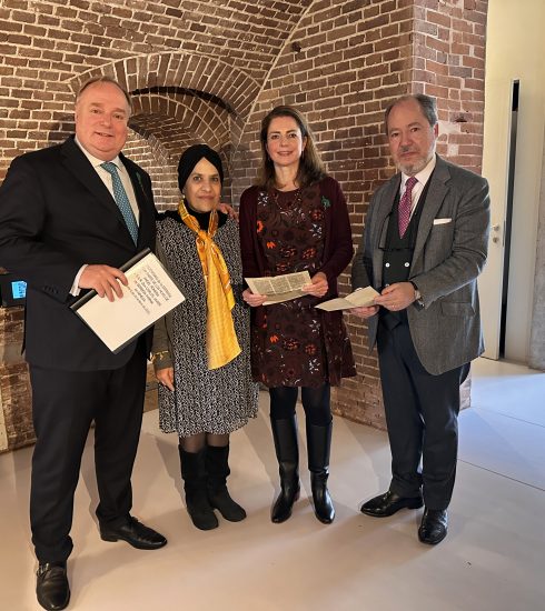 Los descendientes de Ángel Romera entregan a Don Carlos Javier de Borbón el archivo de su padre