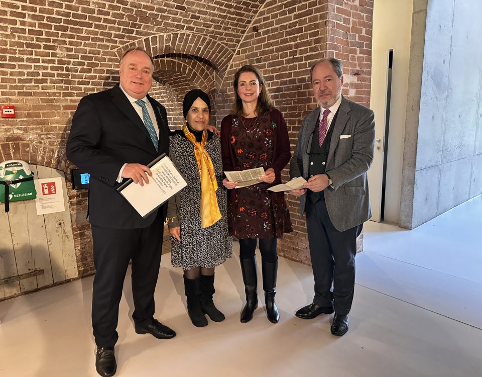 Los descendientes de Ángel Romera entregan a Don Carlos Javier de Borbón el archivo de su padre