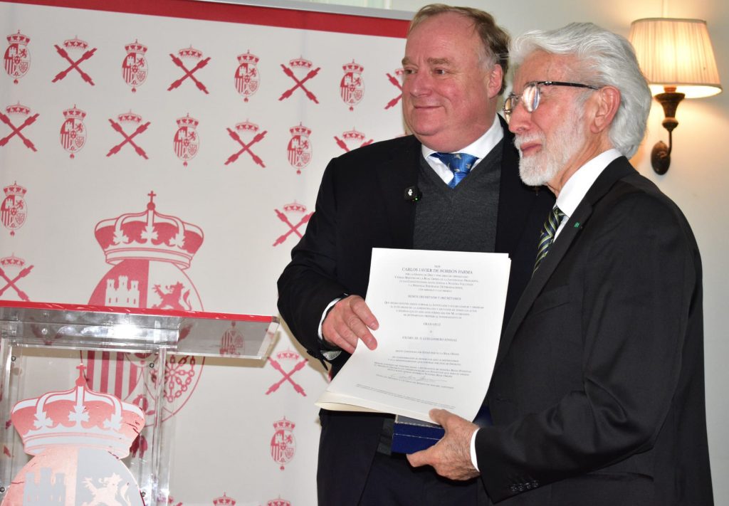 Don Carlos Javier de Borbón entrega la Gran Cruz de la Legitimidad Proscripta a Luis Gismero en Madrid el 14 de marzo de 2026