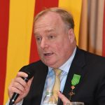 Don Carlos Javier de Borbón pronuncia un discurso con la senyera valenciana al fondo